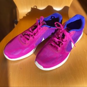 Sz 9 Nike Revolution 3 running shoes